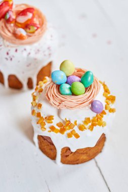 Paskalya pastası, çikolatalı yumurta süslemesi, beyaz ahşap masa üzerinde bayram, Mutlu Paskalya Tatili.