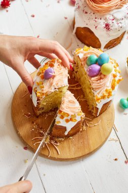 Mutlu Paskalyalar, Kadın bayram için paskalya pastası kesti. Paskalya tatiline hazırlanma konsepti.