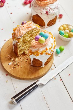 Mutlu Paskalyalar, Kadın bayram için paskalya pastası kesti. Paskalya tatiline hazırlanma konsepti.