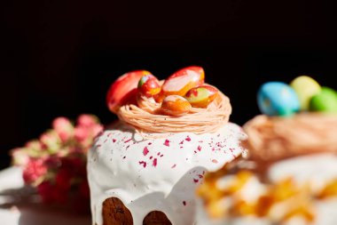 Paskalya pastası, çikolatalı yumurta süslemesi, beyaz ahşap masa üzerinde bayram, Mutlu Paskalya Tatili.