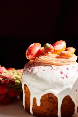 Paskalya pastası, çikolatalı yumurta süslemesi, beyaz ahşap masa üzerinde bayram, Mutlu Paskalya Tatili.