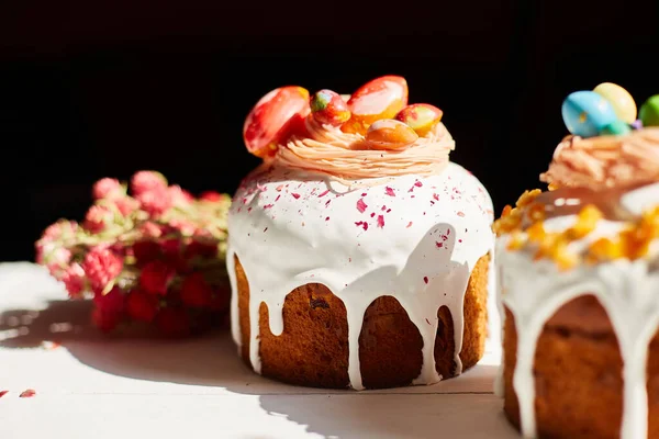 Paskalya pastası, çikolatalı yumurta süslemesi, beyaz ahşap masa üzerinde bayram, Mutlu Paskalya Tatili.