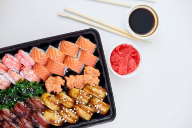 Soya soslu suşi, turşulu zencefil, beyaz arka planda wasabi, modern Japon menüsü konsepti..