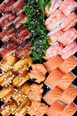 Soya soslu suşi, turşulu zencefil, beyaz arka planda wasabi, modern Japon menüsü konsepti..