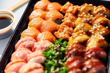 Soya soslu suşi, turşulu zencefil, beyaz arka planda wasabi, modern Japon menüsü konsepti..