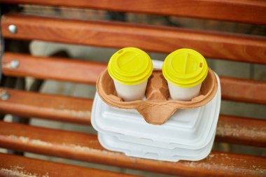 Kahve ve fast food kutularıyla dolu kağıt bardaklar parkın dışındaki banka konsepte konulacak.