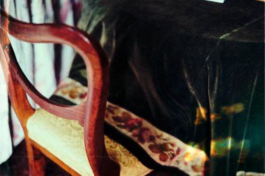 Sandalye ve masa. Odaklanmamış arka plan. Film tahıl dokusu. Kapat..