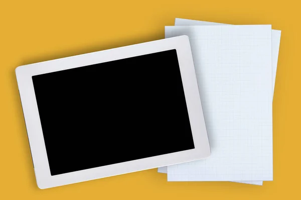 Пустой Пустой Компьютер Цифровой Планшет Белая Сетка Бумаги Желтом Фоне — стоковое фото