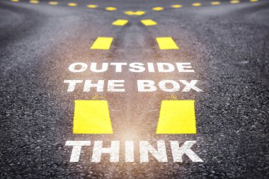 Yolda yazılan kutunun dışını düşün. İş planlama konsepti ve yeni yıl başarı fikri