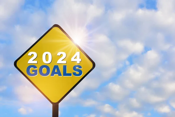 New Year 2024 Goals Yellow Sign Beautiful Blue Sky Fluffy — Stock Photo, Image