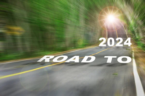 通往2024年新年的道路上 高速道路的视线模糊不清 商业挑战概念和竞争观念 图库图片