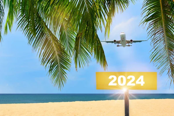 Yeni Yıl 2024 Sarı Tabelada Mavi Gökyüzünde Uçan Ticari Uçakla — Stok fotoğraf