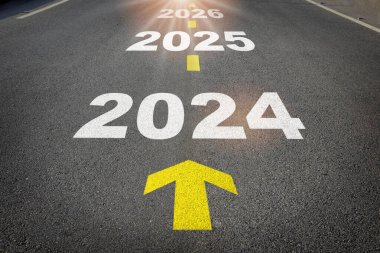 2024 'ten 2026' ya kadar yol arka planında sarı okla yazılmış. İş planlama konsepti ve yeni yıl başarı fikri