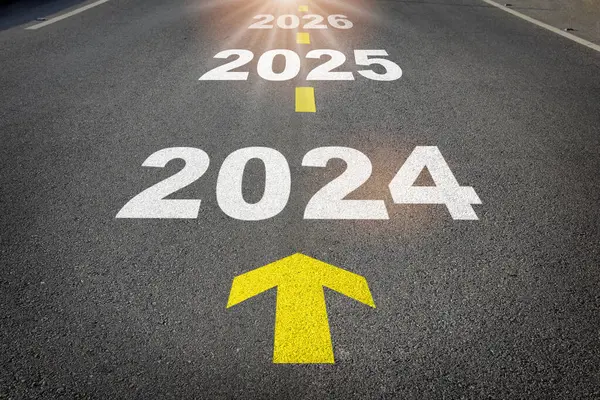 2024年至2026年 写在道路的背景上 黄色箭头 业务规划恢复概念和新的一年开始取得成功的想法 免版税图库照片