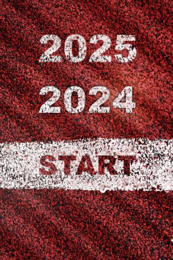 Başlangıç çizgisi ile kırmızı spor pistinde 2024 yazıldı. Gelecekteki meydan okuma kavramı ve planlama fikri