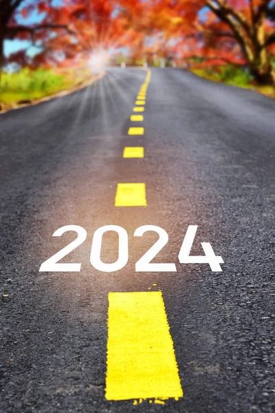 2024年新年上路 业务恢复挑战概念和开始取得成功的想法 图库照片