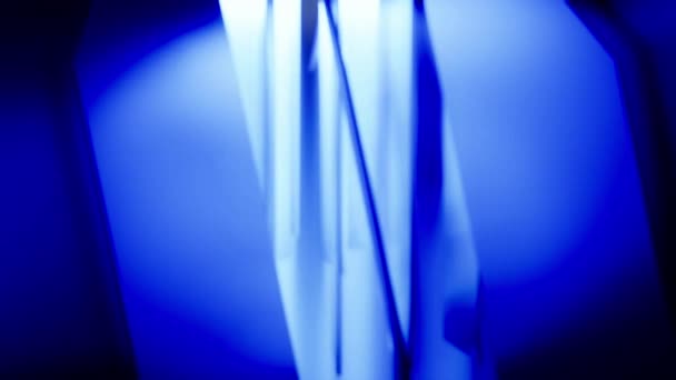 玻璃窗蓝带背光 清洁成分 — 图库视频影像