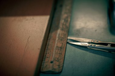 Terzi çalışma masası; dikiş ögeleri; Eski Arkaplan