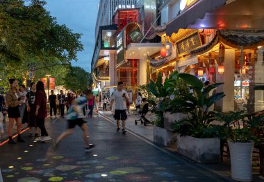 Chengdu, Sichuan Çin, 03 Haziran 2023: XiangXiang Xiang 'da Gece Sokağının manzarası; Chengdu özelliklerine sahip küçük bir yemek sokağı ve birçok insanın kalbinde yüksek bir statüye sahip.