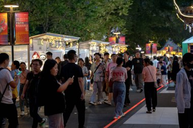 Chengdu, Sichuan Çin, 03 Haziran 2023: XiangXiang Xiang 'da Gece Sokağının manzarası; Chengdu özelliklerine sahip küçük bir yemek sokağı ve birçok insanın kalbinde yüksek bir statüye sahip.