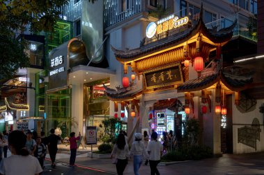 Chengdu, Sichuan Çin, 03 Haziran 2023: XiangXiang Xiang 'da Gece Sokağının manzarası; Chengdu özelliklerine sahip küçük bir yemek sokağı ve birçok insanın kalbinde yüksek bir statüye sahip.