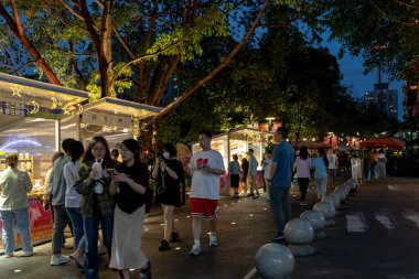 Chengdu, Sichuan Çin, 03 Haziran 2023: XiangXiang Xiang 'da Gece Sokağının manzarası; Chengdu özelliklerine sahip küçük bir yemek sokağı ve birçok insanın kalbinde yüksek bir statüye sahip.