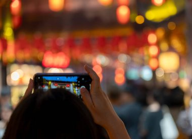 Chengdu, Sichuan, Çin, 04 Haziran 2023: Jinli antik caddesi, gece manzaralı insanlar; Jinli Antik Caddesi Chengdu 'da iyi bilinen bir yaya caddesi.