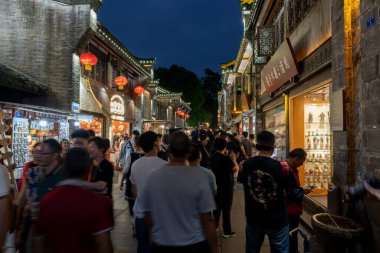 Chengdu, Sichuan, Çin, 04 Haziran 2023: Jinli antik caddesi, gece manzaralı insanlar; Jinli Antik Caddesi Chengdu 'da iyi bilinen bir yaya caddesi.