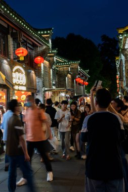 Chengdu, Sichuan, Çin, 04 Haziran 2023: Jinli antik caddesi, gece manzaralı insanlar; Jinli Antik Caddesi Chengdu 'da iyi bilinen bir yaya caddesi.