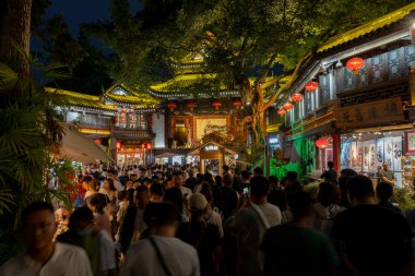 Chengdu, Sichuan, Çin, 04 Haziran 2023: Jinli antik caddesi, gece manzaralı insanlar; Jinli Antik Caddesi Chengdu 'da iyi bilinen bir yaya caddesi.