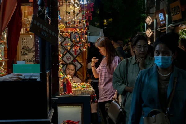 stock image Chengdu, Sichuan, China, 04 June 2023: People on Jinli ancient street, night scene; Jinli Ancient Street is a well-known pedestrian commercial street in Chengdu