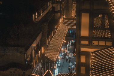 Chongqing, Çin - Haziran 05 2023: Gece Hongya mağarası; Chongqing 'de eşsiz ve durağan bir binanın yer aldığı ünlü bir seyahat merkezi..