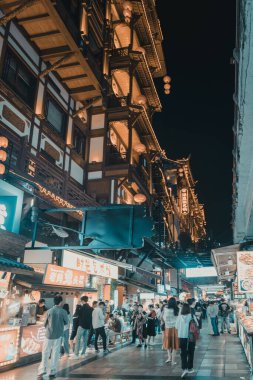 Chongqing, Çin - Haziran 05 2023: Gece Hongya mağarası; Chongqing 'de eşsiz ve durağan bir binanın yer aldığı ünlü bir seyahat merkezi..