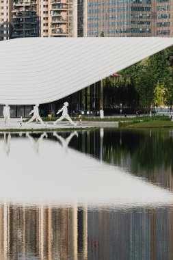 Chengdu, Çin, 07 Haziran 2023: Chengdu 'daki Tianfu Sanat Müzesi. Bu yeni bir kentsel kültürel ve sanatsal alan kategorisi, park ortamını sanat mekanlarıyla bütünleştiriyor