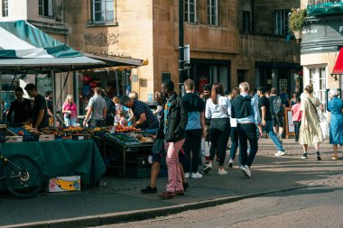 08 Ekim 2023, Cambridge, İngiltere: Üniversite manzaralı cadde ve dükkanların ve kafelerin önünden geçen insanlar ve turistler.