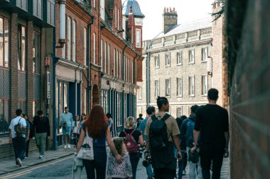 08 Ekim 2023, Cambridge, İngiltere: Üniversite manzaralı cadde ve dükkanların ve kafelerin önünden geçen insanlar ve turistler.