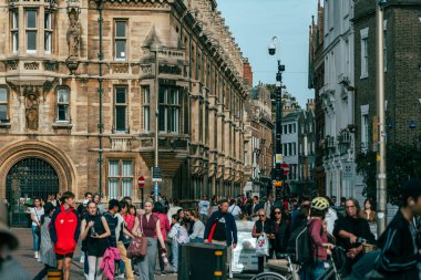 08 Ekim 2023, Cambridge, İngiltere: Üniversite manzaralı cadde ve dükkanların ve kafelerin önünden geçen insanlar ve turistler.