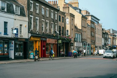 08 Ekim 2023, Cambridge, İngiltere: Üniversite manzaralı cadde ve dükkanların ve kafelerin önünden geçen insanlar ve turistler.