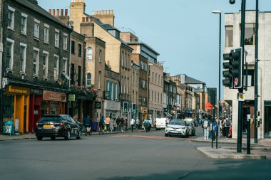 08 Ekim 2023, Cambridge, İngiltere: Üniversite manzaralı cadde ve dükkanların ve kafelerin önünden geçen insanlar ve turistler.