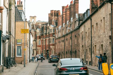 08 Ekim 2023, Cambridge, İngiltere: Üniversite manzaralı cadde ve dükkanların ve kafelerin önünden geçen insanlar ve turistler.
