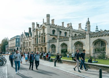 08 Ekim 2023, Cambridge, İngiltere: Üniversite manzaralı cadde ve dükkanların ve kafelerin önünden geçen insanlar ve turistler.