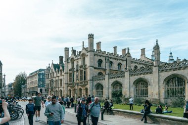 08 Ekim 2023, Cambridge, İngiltere: Üniversite manzaralı cadde ve dükkanların ve kafelerin önünden geçen insanlar ve turistler.