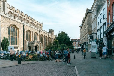 08 Ekim 2023, Cambridge, İngiltere: Üniversite manzaralı cadde ve dükkanların ve kafelerin önünden geçen insanlar ve turistler.