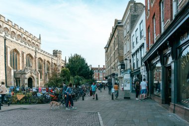 08 Ekim 2023, Cambridge, İngiltere: Üniversite manzaralı cadde ve dükkanların ve kafelerin önünden geçen insanlar ve turistler.