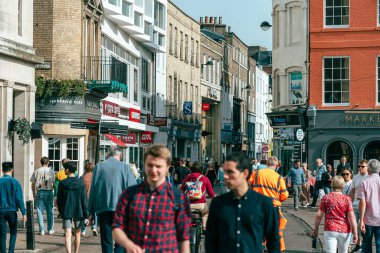 08 Ekim 2023, Cambridge, İngiltere: Üniversite manzaralı cadde ve dükkanların ve kafelerin önünden geçen insanlar ve turistler.
