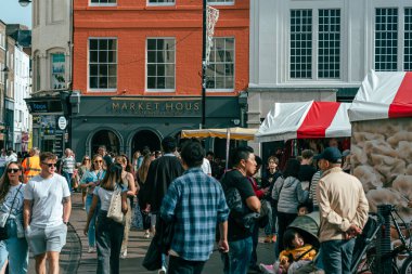 08 Ekim 2023, Cambridge, İngiltere: Üniversite manzaralı cadde ve dükkanların ve kafelerin önünden geçen insanlar ve turistler.