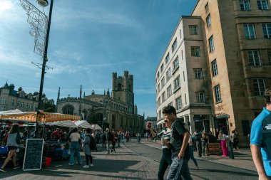 08 Ekim 2023, Cambridge, İngiltere: Üniversite manzaralı cadde ve dükkanların ve kafelerin önünden geçen insanlar ve turistler.