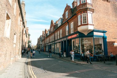 08 Ekim 2023, Cambridge, İngiltere: Üniversite manzaralı cadde ve dükkanların ve kafelerin önünden geçen insanlar ve turistler.