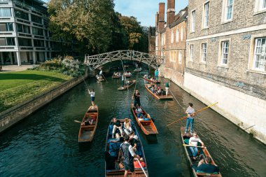 08 Ekim 2023, Cambridge, İngiltere: Üniversite manzaralı cadde ve dükkanların ve kafelerin önünden geçen insanlar ve turistler.