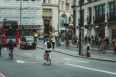 09 Ekim 2023, Londra, İngiltere: İnsanlar sabah işe koşuşturuyor; Londra 'da iş ve bankacılık bölgesinde yürüyen insanlar